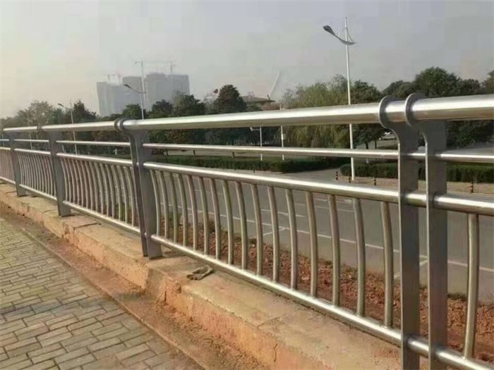 裝扮不銹鋼橋梁護(hù)欄的方法